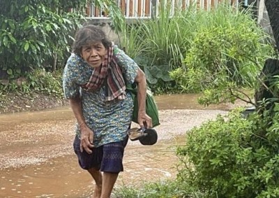 สุดรันทด! ยายวัย 76 ปีพิการหลังค่อม อาศัยใต้ยุ้งข้าวซุกตัวนอน หลบหลานสาวทาสยาบ้าทุบตี วอนช่วยเหลือ