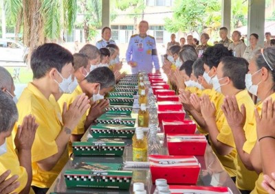 ในหลวง โปรดเกล้าฯเชิญสิ่งของอุปโภค-บริโภค และพระราชทานเลี้ยงอาหารกลางวันแก่ผู้พิการ