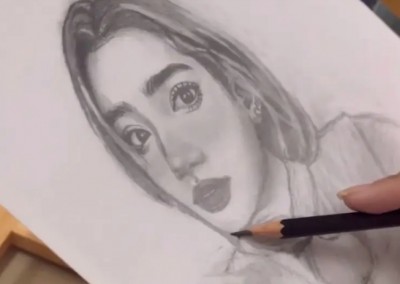 หัวใจนักสู้ ไม่งอมืองอเท้า สาวพิการรับวาดภาพหาเลี้ยงชีพ