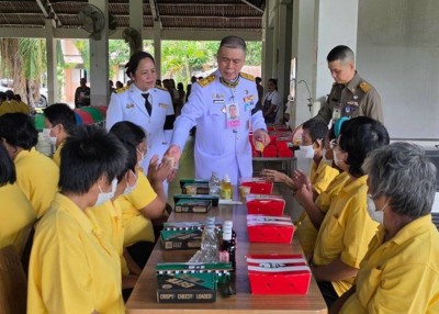 ในหลวง โปรดเกล้าฯเชิญสิ่งของอุปโภค-บริโภค และพระราชทานเลี้ยงอาหารกลางวันแก่ผู้พิการ
