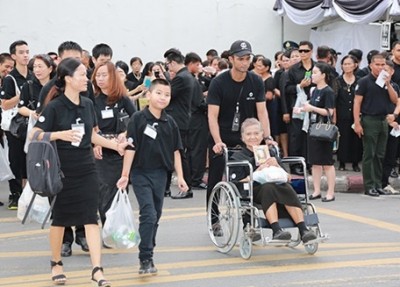 กระทรวงการพัฒนาสังคมฯ จับมือเครือเจริญโภคภัณฑ์ นำผู้สูงอายุ ผู้พิการ และผู้ดูแล ครบ 1,000 คน กราบพระบรมศพในหลวง ร.9