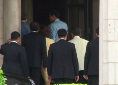 นายกฯเข้าทำเนียบเตรียมประชุมครม.-ยธ.นำคณะเข้าพบ