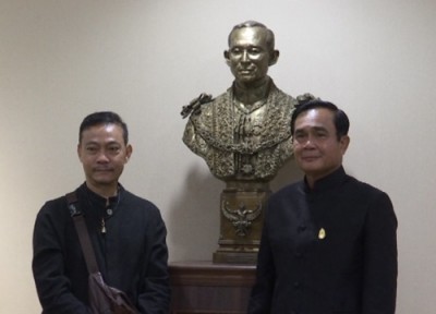 นายกฯพบศิลปินปั้นพระบรมรูปร.9ก่อนถกคสช.