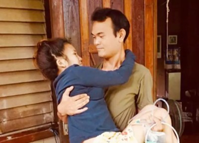 เปิดความรัก หนุ่มอาสาดูแล "สาวพิการ" ที่รู้จักผ่านแชต สัญญาจะดูแลตลอดไป