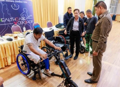 ขนส่งเพชรบุรี มอบอุปกรณ์ช่วยเหลือผู้พิการ ประสบภัยบนท้องถนน