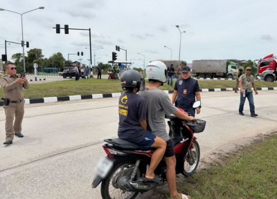 ตร.จับคู่หูทางเสือ! วิ่งราวพ่อค้าพวงมาลัยพิการ-นำเงินกด ATM ไปซื้อยาบ้าเสพ