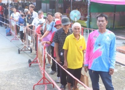 แม่หมี 'ธัญยธรณ์ พาณิชย์พิศาล' แจกข้าวสารอาหารแห้ง กว่า 1000 ชุด ให้กับผู้ยากไร้ ผู้พิการ