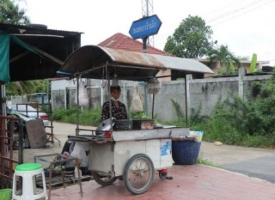 แม่ค้าขนมครกสู้ชีวิตต้องเลี้ยงดูลูกชายวัย 45 ปี ที่พิการตาบอด ป่วยจิตเวช