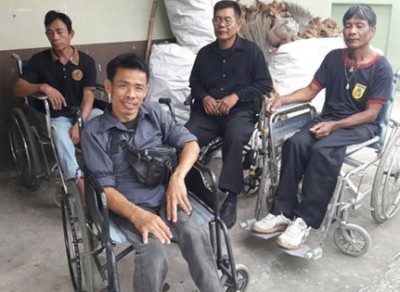 สมาคมคนพิการอุทัยฯ ได้จัดทำเข็มกลัดที่ระลึก เพื่อหารายได้นำไปช่วยเหลือผู้พิการที่เป็นสมาชิกของสมาคมคนพิการทางการเคลื่อนไหวจังหวัดอุทัยธานี