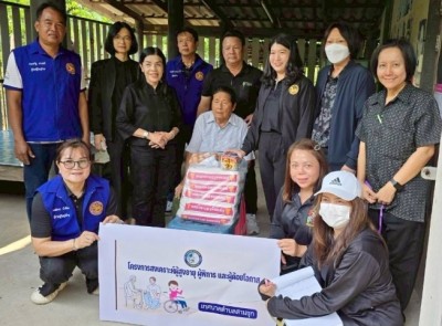 เทศบาลสามชุกลงพื้นที่ มอบของช่วยผู้สูงอายุ–คนพิการ บรรเทาค่าครองชีพ