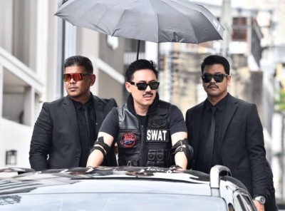 “ทนายตั้ม” ลุคจัดเต็ม ติดหนวด-ใส่เสื้อ SWAT พร้อมบอดี้การ์ด บี้ปมโควตาสลากผู้พิการ อ้างถูกผู้มีอิทธิพลแย่งสิทธิ