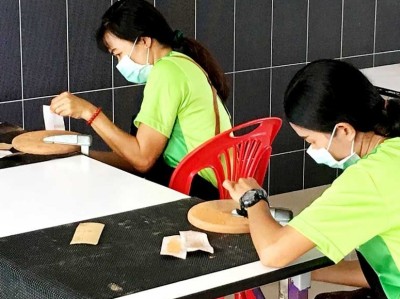 ศิลปินชาวแคนาดาร่วมกับบ้านคามิลเลียนเพื่อเด็กพิการ จัดโครงการเพื่อสร้างงานให้ผู้มีรายได้น้อยในกรุงเทพฯ
