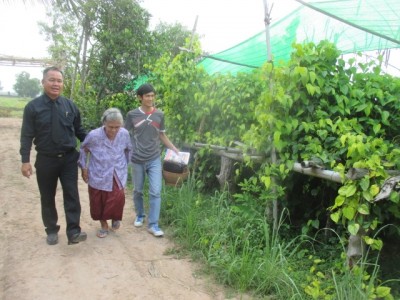 2 สามีภรรยา ทำไร่นาสวนผสมเกษตรทฤษฎีใหม่ มีเหลือ “กิน แจก แลก ขาย” แถมส่งลูกเรียนจบปริญญาโท 2 คน