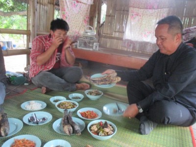2 สามีภรรยา ทำไร่นาสวนผสมเกษตรทฤษฎีใหม่ มีเหลือ “กิน แจก แลก ขาย” แถมส่งลูกเรียนจบปริญญาโท 2 คน
