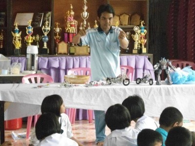 เคยสอนคนหูหนวก นักเรียน ชาวไร่ ชาวนา นักโทษในสถานพินิจ ที่อยากมีอาชีพเสริม