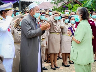 กรมสมเด็จพระเทพฯ พระราชทานเข็มที่ระลึกและประกาศนียบัตรแก่บุคคลในพื้นที่จังหวัดชายแดนภาคใต้