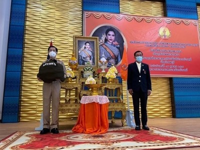 เชิญถุงยังชีพพระราชทานไปมอบให้แก่ราษฎรผู้ประสบอุทกภัยในพื้นที่อำเภอบ้านหมี่