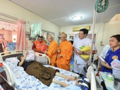 พระมาโปรดฝ่าน้ำท่วมถึงหน้าบ้าน มอบถุงยังชีพช่วยผู้สูงอายุ ผู้ป่วยติดเตียง ผู้พิการ 7 ตำบลคลองหลวง