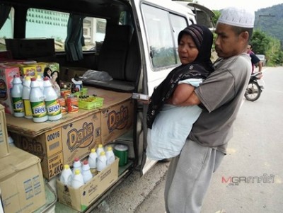 สองสามีภรรยาผู้พิการ โดยสามีพิการตาบอด ส่วนภรรยาพิการไม่มีแขน และขา