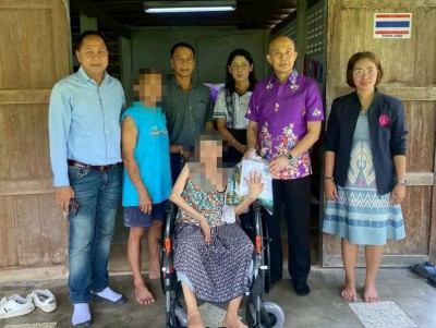 พม.ตรัง ลงพื้นที่มอบอุปกรณ์ช่วยคนพิการประเภทรถเข็นวีลแชร์