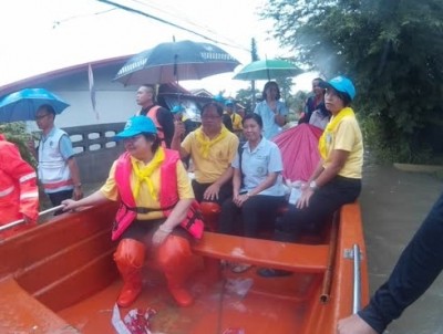 ทีมคุณหมอ รพ.กาฬสินธุ์ ลุยน้ำท่วม เยี่ยมผู้ป่วย