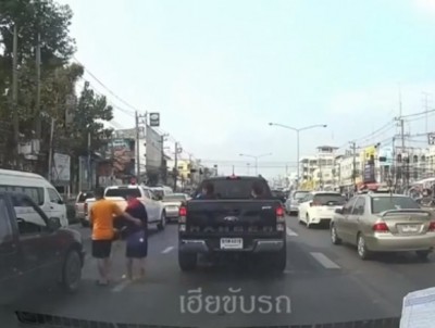 ใจหล่อมาก! หนุ่มลงจากท้ายกระบะจอดติดไฟแดง พาคนตาบอดข้ามถนน