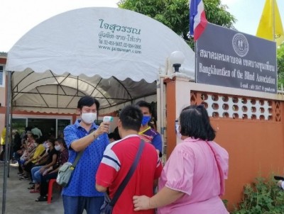 คณะวุฒิสภา-วัดราชสิงขร มอบถุงยังชีพให้ผู้พิการทางสายตา