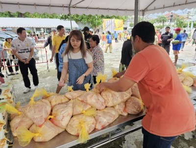 บริษัทไก่สดชื่อดังหัวหิน แจกไก่สดผู้พิการ 700 คนๆ ละ 4 กก.แถมข้าวสารอีก 5 กก.