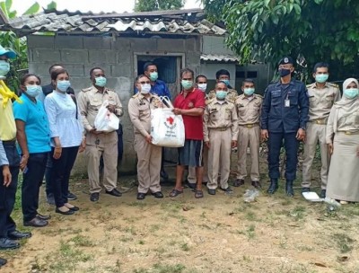 จังหวัดนราธิวาส นายอำเภอสุไหงปาดี นำอาหารปรุงสุกใหม่จากครัวพระราชทาน ไปมอบแก่ประชาชนกลุ่มเปราะบางในพื้นที่
