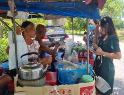 แห่อุดหนุน "ยายตาบอด ตาขาลีบ" พิการแต่สู้ชีวิต ขี่รถพ่วงข้างขายกาแฟ 20 ปี