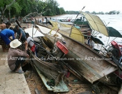 สภาพเรือหางยาวพังยับ หลังถูกพายุกระหน่ำ