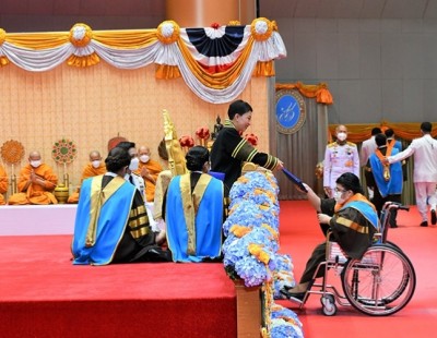 สุดซาบซึ้ง เจ้าฟ้าพัชรกิติยาภาฯ ทรงยืนยื่นพระหัตถ์พระราชทานปริญญาบัตรให้บัณฑิตพิการ