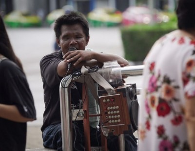 แผงลอตเตอรี่ถูกแทนที่ด้วยไมโครโฟนและลำโพง เพื่อความอยู่รอด