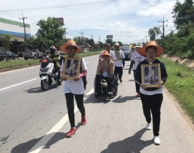 คนพิการหยุดเดินชั่วคราวขึ้นศาลปทุมฯ สู้คดีโกงเงิน