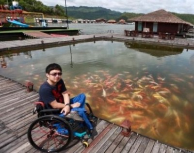 ชีวิตบนถนนของคนพิการขาที่ผันตัวมาเป็นคนขับรถรับส่งผู้โดยสาร