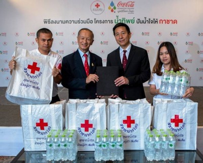 พล.ท.นพ.อำนาจ บาลี และ พรวุฒิ สารสิน ร่วมกันสานต่อโครงการ “น้ำทิพย์ปันน้ำใจให้กาชาด”.