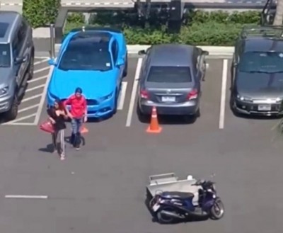 เจ้าของรถหรู โร่ขอโทษสาวคนพิการ หลังย้ายรถผู้พิการเอาตัวเองเข้าจอดแทน