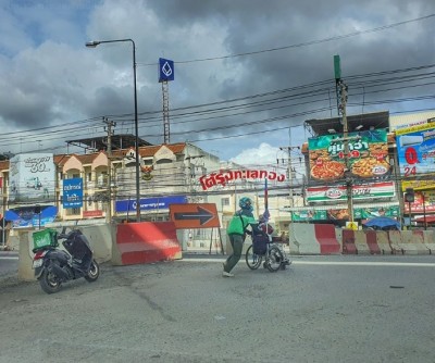 ชื่นชม! หนุ่มแกร็บจอดรถจุดยูเทิร์น ช่วยพาวีลแชร์ข้ามถนน