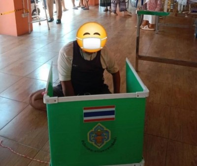 กปน.ทุ่มสุดตัว ช่วยอุ้มผู้พิการเข้าคูหาใช้สิทธิ์ลงคะแนนเสียงเลือกตั้งเทศบาลแม่เหียะ