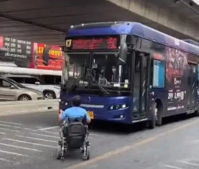 ชายพิการสุดทน เข็นวีลแชร์ขวางรถเมล์ หลังถูกคนขับเมินไม่จอดรับ 3 คันรวด
