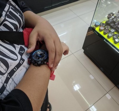 เด็กชายเร่ขายของ สวมนาฬิกากระดาษ ไร้เงินซื้อ ได้แต่มองเศร้า ก่อนฝันเป็นจริง อย่างไม่คาดฝัน