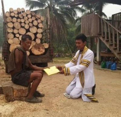 สุดซึ้ง พ่อพิการ แขนด้วน สู้ชีวิต ทำงานส่งลูกเรียนจนจบปริญญา