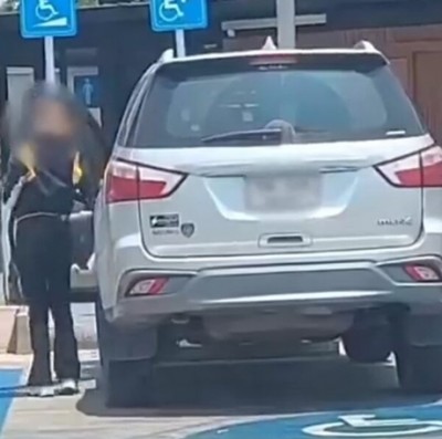 จวกยับ! สาวมักง่ายตีเนียนจอดช่องผู้พิการ เดินปกติไปซื้อกาแฟ-ทำธุระชิลชิล