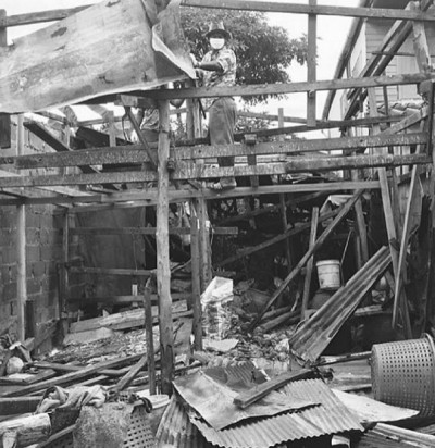 ไมค์ ควักกระเป๋าสร้างบ้านให้ "ลุงพิการ"นอนจมกองขยะไมค์ ควักกระเป๋าสร้างบ้านให้ "ลุงพิการ"นอนจมกองขยะ