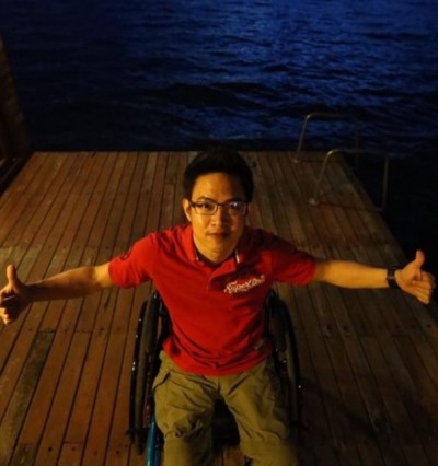 ชีวิตบนถนนของคนพิการขาที่ผันตัวมาเป็นคนขับรถรับส่งผู้โดยสาร