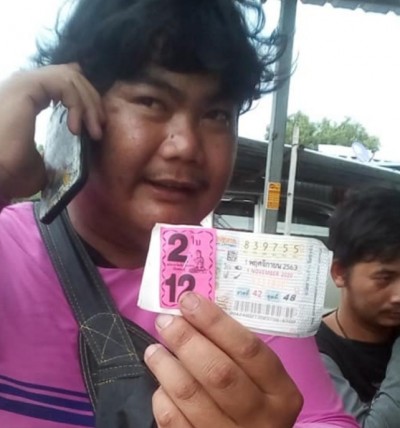 หนุ่มพิการขายหวยไม่หมด โชครองหล่นทับถูกรางวัลที่ 2 โกยเงินแสนเข้ากระเป๋า