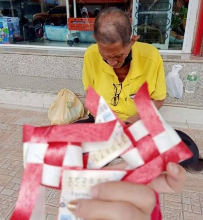 ไม่เคยขอใครกิน "คุณตา"พิการตาบอด 1 ข้าง นั่งพับปลาตะเพียนขาย ตัวละ 10 บาท