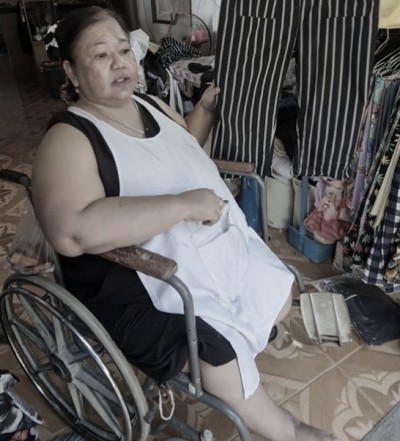 'ช่างติ๊ก' หญิงพิการสู้ชีวิต นั่งวีลแชร์ตัดเย็บเสื้อผ้าหาเลี้ยงชีพมากว่า 20 ปี