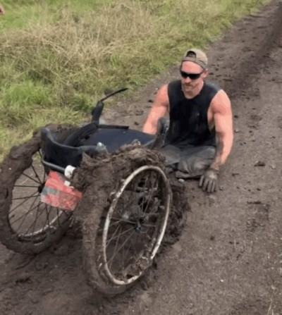 ขอคารวะ! อดีตนาวิกฯ พิการ 2 ขาแข่งจบ 177 กม. วีลแชร์ใช้ไม่ได้ ก็ใช้พลังแขน