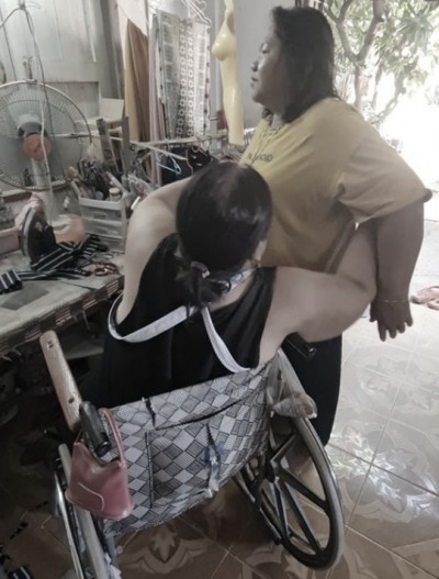 'ช่างติ๊ก' หญิงพิการสู้ชีวิต นั่งวีลแชร์ตัดเย็บเสื้อผ้าหาเลี้ยงชีพมากว่า 20 ปี